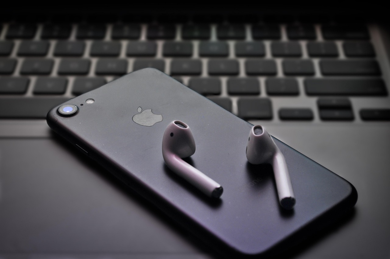 Apple dezvoltă ochelari AI, AirPods cu senzori și un nou device tip pin