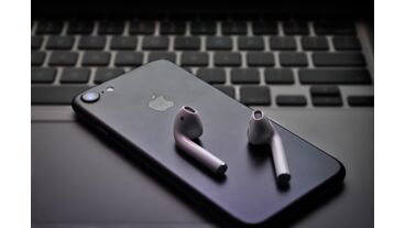 Apple dezvoltă ochelari AI, AirPods cu senzori și un nou device tip pin
