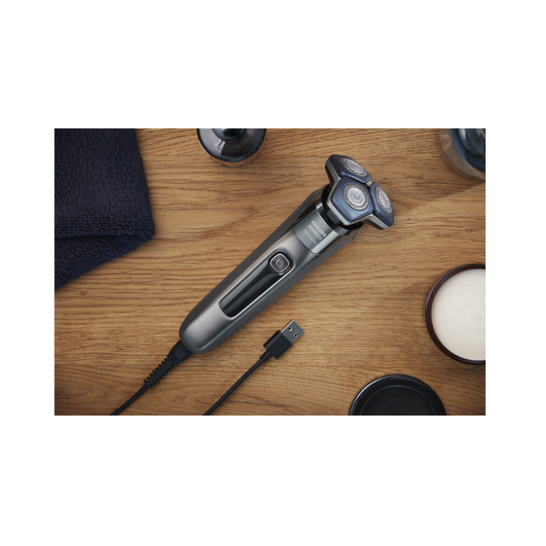 Aparat de barbierit philips shaver seria 5000 s5887/10, barbierit umed/uscat, tehnologie skiniq, fara fir, capete flexibile 360°, display led, senzor power adapt, lame auto-ascutire, lama de tuns integrata, 60 min, husa, gri carbon,  Aparate de tuns | electropc.ro
